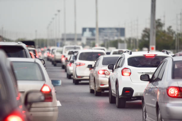 Embouteillage sur une autoroute avec pollution visible dans un ciel gris