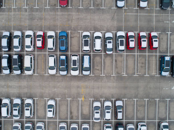 Parking avec plusieurs voitures d'occasion vues du ciel