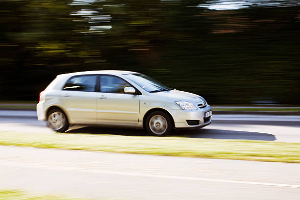 Voiture grise en train de rouler à pleine vitesse