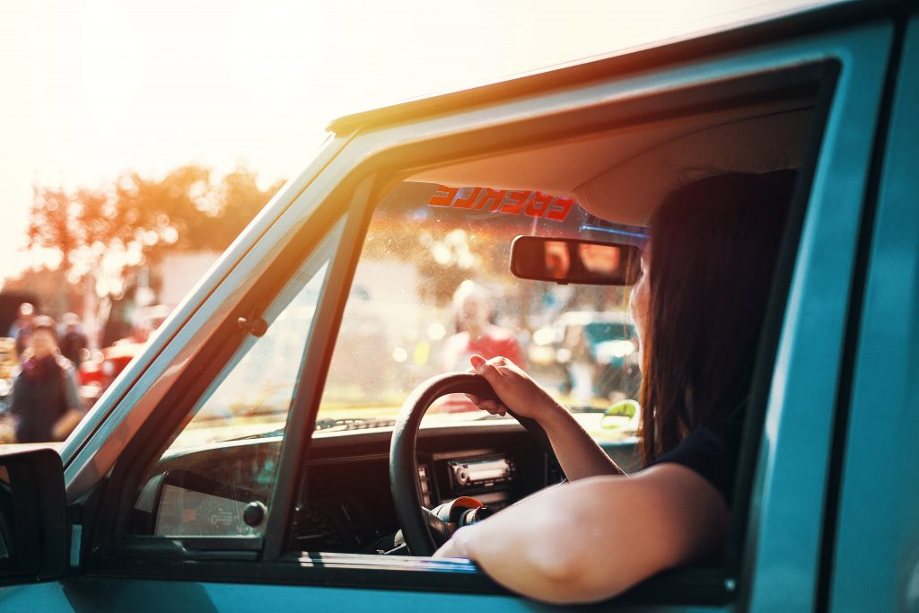 Personne au volant de sa voiture avec permis probatoire