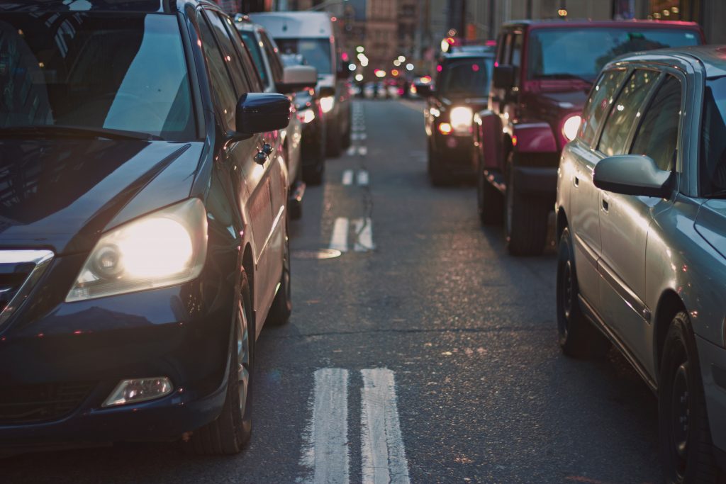 Voitures sur la route rentrant le soir