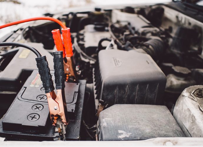 Batterie de voiture branchée avec des câbles de démarrage