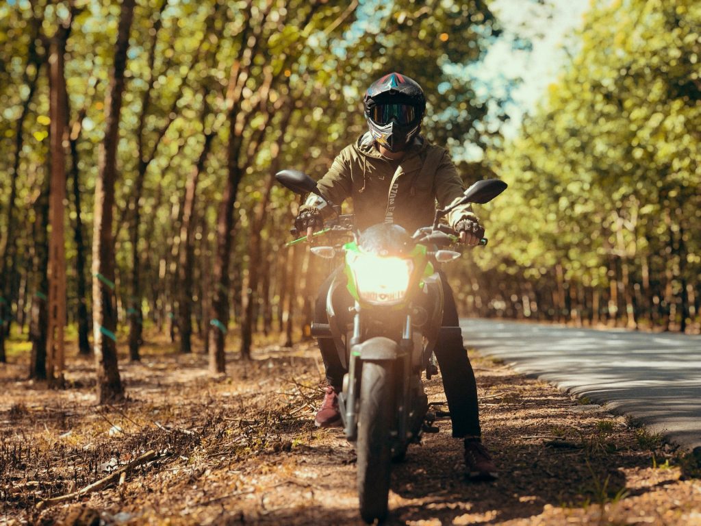 sécurité jeune motard dans les bois